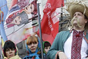 Action-Performance "Caroling on tax"