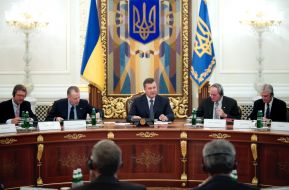 Andrei Goncharuk, Viktor Yanukovych and James Johnson