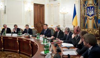 Andrei Goncharuk, Viktor Yanukovych and James Johnson