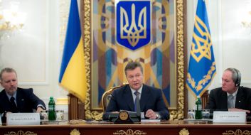 Andrei Goncharuk, Viktor Yanukovych and James Johnson