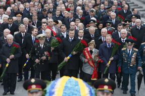 Laying-on of flowers to the grave of Unknown soldier