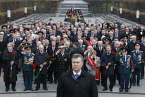 Laying-on of flowers to the grave of Unknown soldier