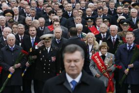 Laying-on of flowers to the grave of Unknown soldier