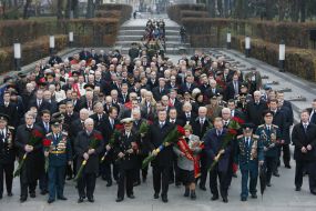 Laying-on of flowers to the grave of Unknown soldier