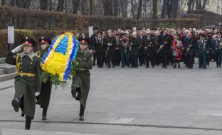 Laying-on of flowers to the grave of Unknown soldier