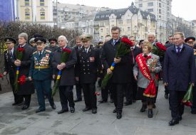 Laying-on of flowers to the grave of Unknown soldier