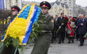 Laying-on of flowers to the grave of Unknown soldier