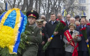 Laying-on of flowers to the grave of Unknown soldier