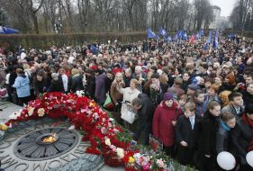 Laying-on of flowers to the grave of Unknown soldier