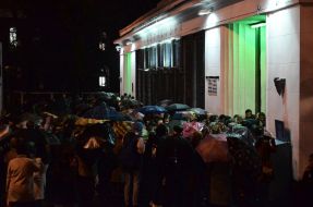 Люди біля метро "Арсенальна"