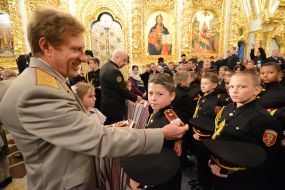 Александр Шендриков вручает кадетам погоны