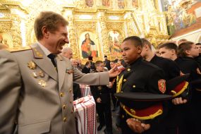 Александр Шендриков вручает кадетам погоны