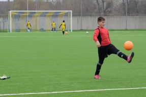 Дети играют в футбол