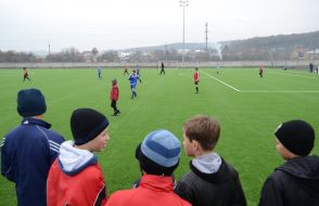 Дети играют в футбол