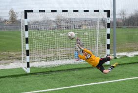 Дети играют в футбол