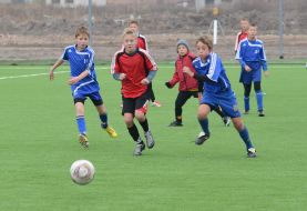 Дети играют в футбол