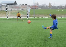 Дети играют в футбол