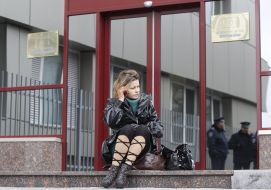 Женщина разговаривает по мобильному телефону