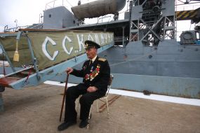 Veteran near the rescue boat "Commune"