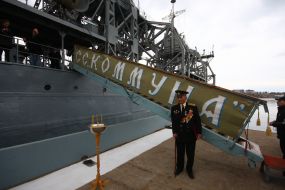Veteran near the rescue boat "Commune"