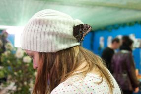 Бабочка сидит на шапке