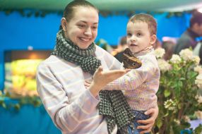 Девушка держит бабочку