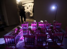 Action "Boarding, come on, goodbye"