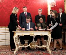 Leonid Kozhara and Johanna Mikl-Leitner 