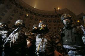 Бойцы спецподразделения "Беркут" в противогазах