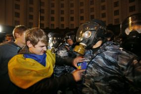 Бойцы спецподразделения "Беркут" в противогазах