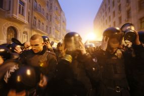 Бойцы спецподразделения "Беркут" в противогазах