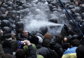 Столкновение между правоохранителями и участниками вече