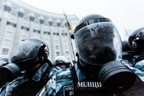 Бойцы спецподразделения "Беркут" в противогазах