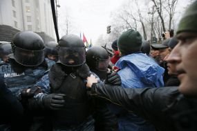 Conflict between police officers and protesters for European integration