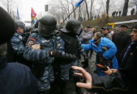 Conflict between police officers and protesters for European integration