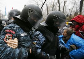 Conflict between police officers and protesters for European integration