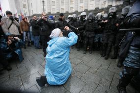 Conflict between police officers and protesters for European integration