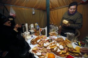 Жінки роблять бутерброти у наметі