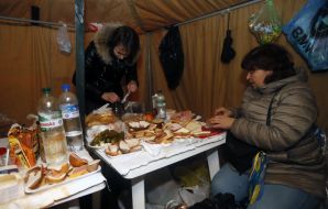 Жінки роблять бутерброти у наметі