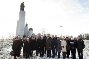 Vladimir Rybak near the monument to Shevchenko