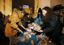 Girls make sandwiches