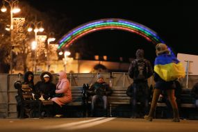 Учасники акції сидять на лавочках на проїжджій частині