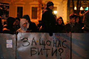 Учасники акції огороджують металевими щитами Майдан Незалежності