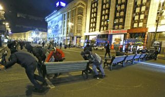 Учасники акції встановлюють лавочки на проїжджій частині