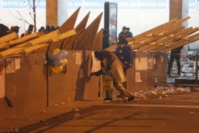 Активісти Євромайдану зводять барикади