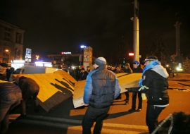 Активісти Євромайдану зводять барикади