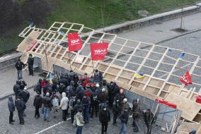 Активісти Євромайдану зводять барикади