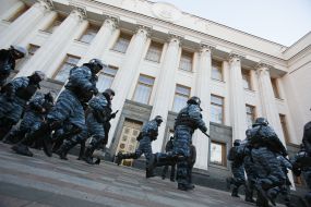 Soldiers of "Berkut" near the parliament building