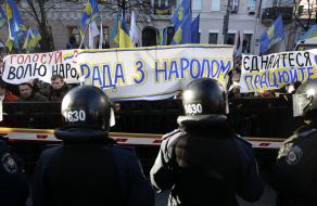 Proponents of European integration near police officers