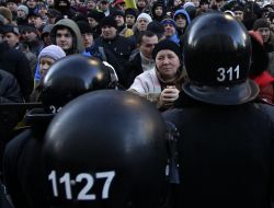 Proponents of European integration near police officers